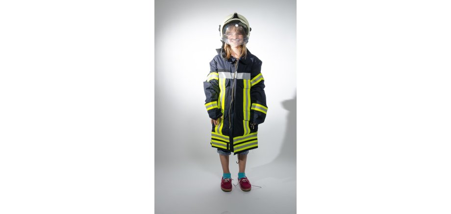 Kind in Feuerwehrjacke