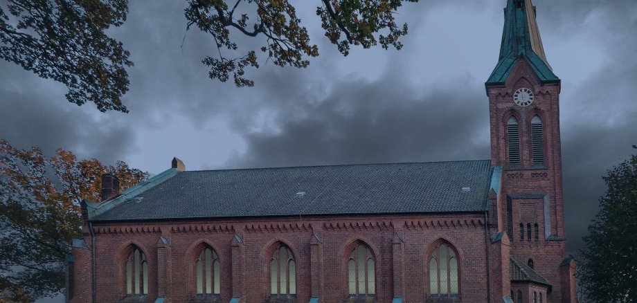 Dunkle Wolken über St. Bartholomäus